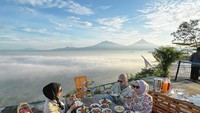 Liburan ke Magelang, Zaskia unggah keseruannya saat ngeteh cantik dengan pemandangan alam yang indah di Enam Langit by Plataran. Foto: Instagram @zaskiadyamecca