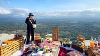 Tak hanya sekali, Zaskia cukup sering ke Enam Langit by Plataran. Kali ini ia makan siang dengan menu nasi kuning sampai aneka roti yang enak. Foto: Instagram @zaskiadyamecca