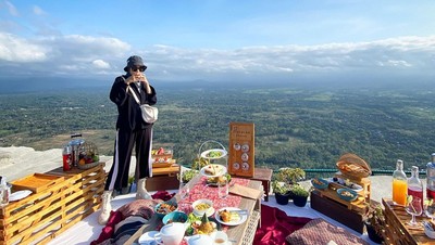 Pose Zaskia Adya Mecca saat Kulineran di Amerika hingga Jepang