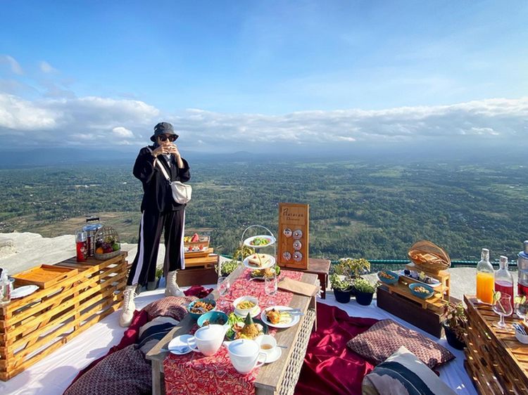 Pose Zaskia Adya Mecca saat Kulineran di Amerika hingga Jepang