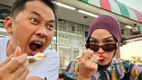 Tetap kompak dan romantis dengan sang suami, begini pose menggemaskan keduanya saat ngemil jajanan ketika di Amerika. Foto: Instagram @zaskiadyamecca