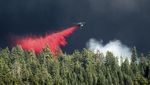 Potret Helikopter dan Pesawat Berjuang Padamkan Kebakaran Hutan di California