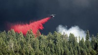 Helikopter juga dikerahkan dalam upaya pemadaman kebakaran hutan.