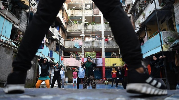 Potret Kehidupan di Rumah Susun Bidara Cina Seorang warga duduk di area Rumah Susun Bidara Cina, Jakarta, Jakarta, Selasa (6/8/2024). Pemerintah DKI Jakarta berencana membangun hunian vertikal atau rumah susun bagi masyarakat menengah ke bawah sebagai upaya menghilangkan permukiman kumuh serta memenuhi kebutuhan infrastruktur dasar di wilayah Jakarta. ANTARA FOTO/Fauzan/Spt.