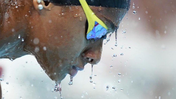 Italy's Sara Curtis competes splashes before a women's 50-meter freestyle semifinal at the Summer Olympics in Nanterre, France, Saturday, Aug. 3, 2024. (AP Photo/Natacha Pisarenko)