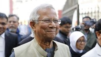 Yunus mendirikan Grameen Bank pada tahun 1983 untuk memberikan pinjaman kecil kepada pengusaha yang biasanya tidak memenuhi syarat untuk menerimanya. Keberhasilan bank ini dalam mengentaskan masyarakat dari kemiskinan menyebabkan munculnya upaya pembiayaan mikro serupa di negara-negara lain. Namun, pada tahun 2011, Yunus dipecat seabagai direktur pelaksana Grameen Bank karena pemerintahan Hasina saat itu meninjau aktivitas bank. Yunus diduga melanggar peraturan pensiun pemerintah. AP/Mahmud Hossain Opu