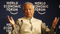Pria berusia 83 tahun itu berprofesi sebagai ekonom dan bankir. Yunus dianugerahi Nobel Perdamaian tahun 2006 karena memelopori penggunaan kredit mikro untuk membantu masyarakat miskin, khususnya perempuan. Komite Hadiah Nobel Perdamaian saat itu memuji Yunus dan Bank Grameen miliknya atas upaya mereka menciptakan pembangunan ekonomi dan sosial dari bawah. AP/Michel Euler