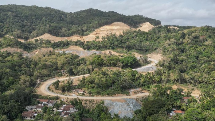 Foto udara pembangunan jalan kelok 18 di Jalur Jalan Lintas Selatan (JJLS), Kretek, Bantul, DI Yogyakarta, Rabu (7/8/2024). Jalan kelok 18 di Jalur Jalan Lintas Selatan (JJLS) yang akan menghubungkan Kabupaten Bantul dan Gunungkidul merupakan proyek strategis Kementerian Pekerjaan Umum dan perumahan Rakyat dengan biaya Rp254 miliar tersebut ditargetkan rampung pada tahuan 2025. ANTARA FOTO/Hendra Nurdiyansyah/rwa.