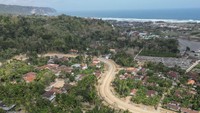 Jalan kelok 18 di Jalur Jalan Lintas Selatan (JJLS) yang akan menghubungkan Kabupaten Bantul dan Gunungkidul merupakan proyek strategis Kementerian Pekerjaan Umum dan perumahan Rakyat dengan biaya Rp254 miliar.