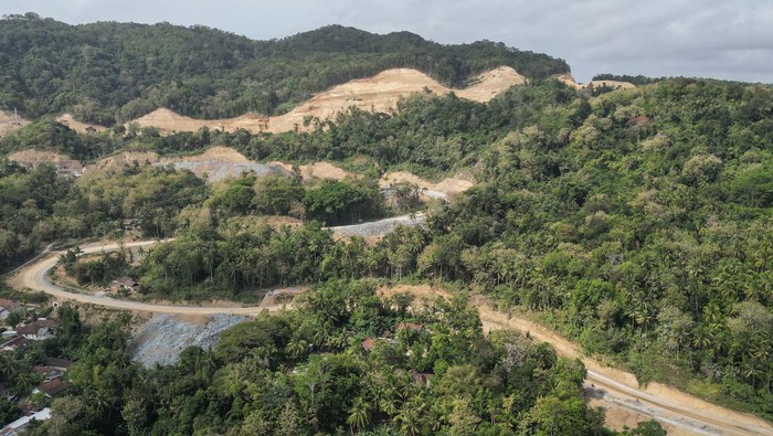 Foto udara pembangunan jalan kelok 18 di Jalur Jalan Lintas Selatan (JJLS), Kretek, Bantul, DI Yogyakarta, Rabu (7/8/2024). Jalan kelok 18 di Jalur Jalan Lintas Selatan (JJLS) yang akan menghubungkan Kabupaten Bantul dan Gunungkidul merupakan proyek strategis Kementerian Pekerjaan Umum dan perumahan Rakyat dengan biaya Rp254 miliar tersebut ditargetkan rampung pada tahuan 2025. ANTARA FOTO/Hendra Nurdiyansyah/rwa.