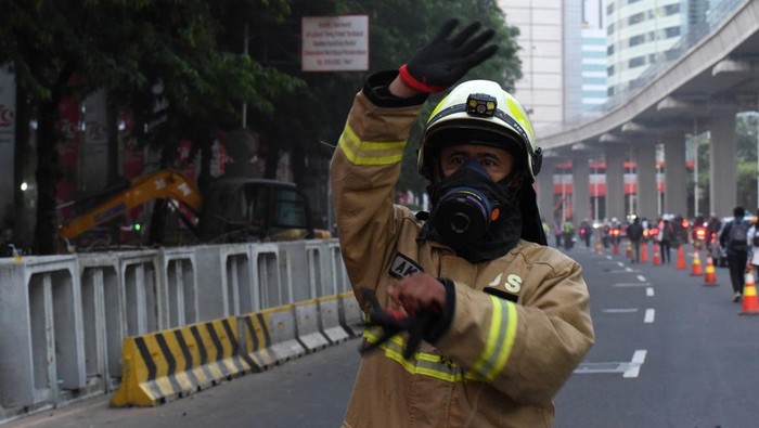 Potret TKP Kebocoran Pipa Gas di Kuningan Jaksel Sebuah ekskavator ditinggalkan operator di dekat semburan gas dari pipa gas di depan Gedung Kemenkes, Jalan Rasuna Said, Jakarta, Rabu (7/8/2024). Kebocoran pipa gas milik PT PGN akibat pengerukan tanah untuk revitalisasi drainase dan trotoar di kawasan tersebut tidak menimbulkan korban jiwa namun mengakibatkan kemacetan panjang di ruas jalan. ANTARA FOTO/Indrianto Eko Suwarso/tom.