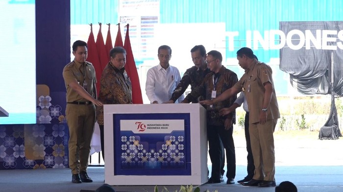 Presiden Jokowi pencet tombol peresmian