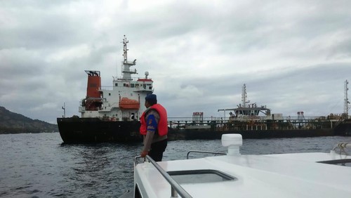 Proses evakuasi ABK korban kebakaran kapal tanker di perairan Karangasem, Bali, Rabu (7/8/2024). (Foto: Dok. Polres Karangasem)