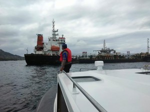 Polisi Kerahkan Blower Sedot Karbon Dioksida di Kapal Tanker Terbakar