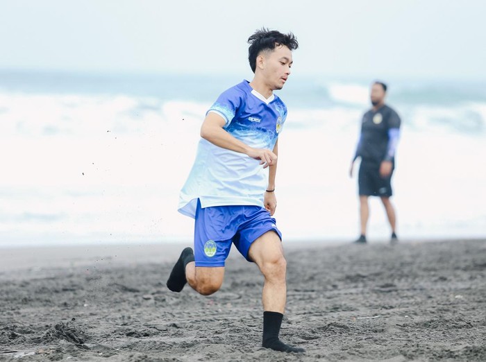 Bek PSIM Jogja, Muhammad Fariz saat sesi latihan. Foto diunggah Rabu (7/8/2024).