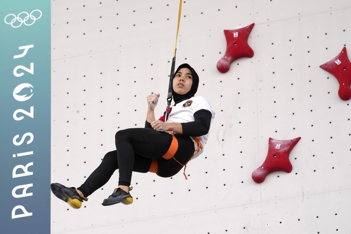 Rajiah Sallsabillah of Indonesia reacts as she competes in the womens speed, quarterfinals, during the sport climbing competition at the 2024 Summer Olympics, Wednesday, Aug. 7, 2024, in Le Bourget, France. (AP Photo/Tsvangirayi Mukwazhi)