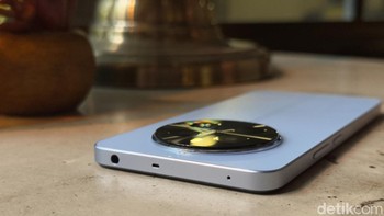 Realme 13 menyematkan sistem pendingin Vapor Chamber berukuran besar 4.392 mm² untuk meminimalkan smartphone panas saat digunakan untuk berbagai aktivitas berat, terutama saat bermain game. Suhu yang panas dapat menyebabkan performa smartphone menurun secara signifikan, sehingga mengganggu kenyamanan pengguna saat bermain. Foto: Adi Fida Rahman/detikINET