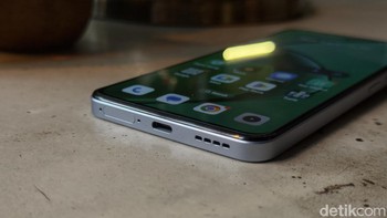 HP ini dibekali baterai 5.000 mAh yang dijanjikan dapat menunjang beragam jenis aktivitas seharian. Saat habis dapat terisi kembali dengan cepat berkat dukungan SuperVOOC 67W. Hanya butuh waktu 19 menit untuk mengisi 50% daya baterai. Foto: Adi Fida Rahman/detikINET