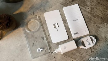 Ragam aksesori yang disertakan dalam paket penjualan. Foto: Adi Fida Rahman/detikINET