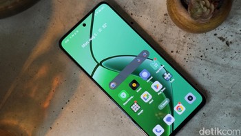 Realme 13 mengusung layar AMOLED E4 berukuran 6,67 inch dengan resolusi Full HD+. HP ini sudah mendukung refresh rate 120Hz untuk memberikan pengalaman mulus, dan tingkat kecerahan hingga 2.000 nits sehingga tetap terang meski digunakan di bawah terik Matahari sekalipun. Foto: Adi Fida Rahman/detikINET