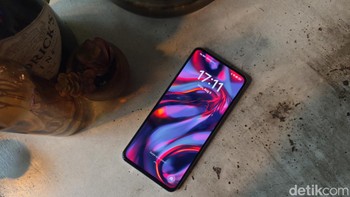 Makin lengkap, Realme 13 juga dilengkapi dengan Dual Stereo Speaker, sertifikat IP64 untuk ketahanan terhadap debu dan percikan air, teknologi Rainwater Smart Touch, serta sensor In-display Fingerprint. Foto: Adi Fida Rahman/detikINET