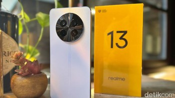 Inilah Realme 13 warna Skyline Blue. Foto: Adi Fida Rahman/detikINET