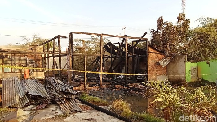 Rumah kosong terbakar diduga akibat ODGJ bakar sampah