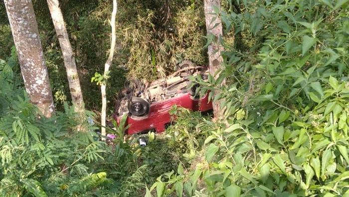 Satu mobil terjun ke jurang sedalam sekitar 8 meter di jalan Sawangan – Kaliwiro, Kabupaten Wonosobo, Rabu (7/8/2024) siang.