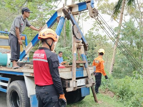 Satu mobil terjun ke jurang sedalam sekitar 8 meter di jalan Sawangan – Kaliwiro, Kabupaten Wonosobo, Rabu (7/8/2024) siang.