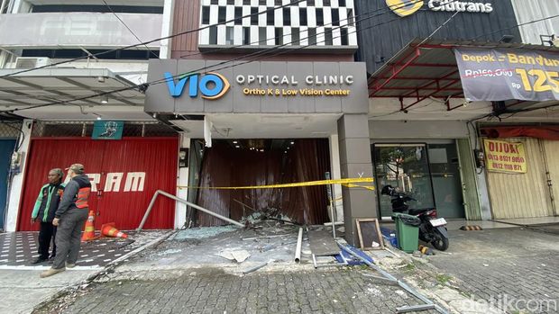 Satu unit angkutan kota (angkot) menabrak pejalan kaki hingga menyeruduk kios di Jalan Margonda Raya, Beji, Depok. Begini penampakan terkini kios. (Devi/detikcom).