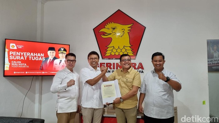 Sekretaris DPD Gerindra DIY Nur Subiyantoro (kemeja cokelat) saat menyerahkan surat tugas Pilkada Jogja kepada Singgih Raharjo (kemeja putih tengah), Rabu (7/8/2024).