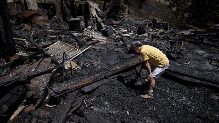 Firefighters mop up after the Edgehill fire in San Bernardino, Calif., Tuesday, Aug. 6, 2024. (AP Photo/Eric Thayer)