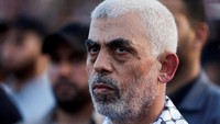 Sinwar menjalani empat hukuman seumur hidup atas pembunuhan dua tentara Israel, ketika ia menjadi yang paling senior dari 1.027 warga Palestina yang dibebaskan sebagai ganti tentara Israel Gilad Shalit pada tahun 2011. BBC World