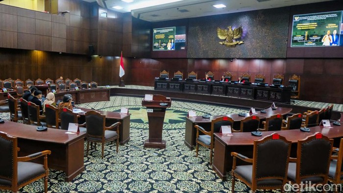 MK gelar sidang uji materi Pasal 222 UU Nomor 7 Tahun 2017 tentang Pemilu. Pemohon minta MK mengubah syarat agar partai bisa mengusung calon presiden-wakil presiden.