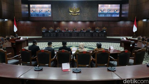 MK gelar sidang uji materi Pasal 222 UU Nomor 7 Tahun 2017 tentang Pemilu. Pemohon minta MK mengubah syarat agar partai bisa mengusung calon presiden-wakil presiden.