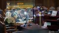 Pemohon meminta agar MK mengubah pasal itu menjadi: Pasangan Calon diusulkan oleh Partai Politik atau Gabungan Partai Politik Peserta Pemilu yang memiliki kursi di DPR dan/atau Gabungan Partai Politik Peserta Pemilu yang tidak memiliki kursi di DPR yang jumlahnya paling sedikit 20% (dua puluh persen) dari seluruh Partai Politik Peserta Pemilu anggota DPR.   