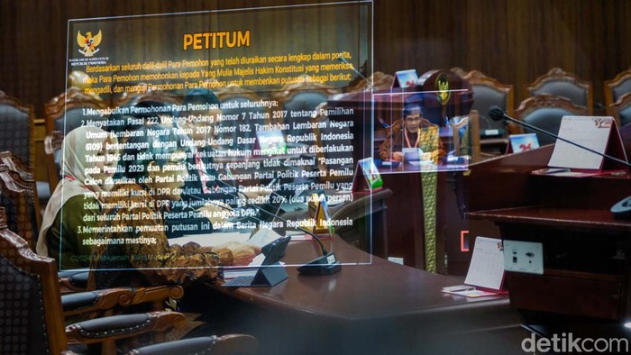 Sidang Perdana Gugatan UU Pemilu soal Syarat Parpol Usung Capres MK gelar sidang uji materi Pasal 222 UU Nomor 7 Tahun 2017 tentang Pemilu. Pemohon minta MK mengubah syarat agar partai bisa mengusung calon presiden-wakil presiden.