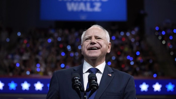 Sosok Tim Walz, Cawapres Pilihan Kamala Harris di Pemilu AS Democratic vice presidential nominee Minnesota Gov. Tim Walz appears with Democratic presidential nominee Vice President Kamala Harris at a campaign rally in Philadelphia, Tuesday, Aug. 6, 2024. (AP Photo/Matt Rourke)