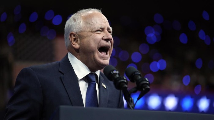 Sosok Tim Walz, Cawapres Pilihan Kamala Harris di Pemilu AS Democratic vice presidential nominee Minnesota Gov. Tim Walz appears with Democratic presidential nominee Vice President Kamala Harris at a campaign rally in Philadelphia, Tuesday, Aug. 6, 2024. (AP Photo/Matt Rourke)