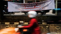 Spanduk desakan kepada Presiden Jokowi menangkap bandar judi online (judol) terpasang di Jalan Sultan Iskandar Muda (Arteri Pondok Indah), Jakarta, Rabu (7/8/2024). Sejumlah kalangan masyarakat menuntut pemerintah memberantas kejahatan judol yang berdasarkan data Pusat Pengawasan dan Analisa Transaksi Keuangan (PPATK) angka transaksinya mencapai Rp 327 Triliun pada tahun 2023.