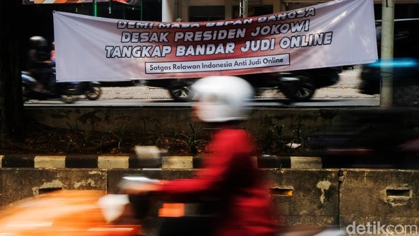 Spanduk Desak Jokowi Tangkap Bandar Judol Muncul di Jakarta