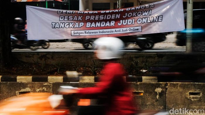 Spanduk desakan kepada Presiden Jokowi menangkap bandar judi online (judol) terpasang di Jalan Sultan Iskandar Muda (Arteri Pondok Indah), Jakarta, Rabu (7/8/2024). Sejumlah kalangan masyarakat menuntut pemerintah memberantas kejahatan judol yang berdasarkan data Pusat Pengawasan dan Analisa Transaksi Keuangan (PPATK) angka transaksinya mencapai Rp327 Triliun pada tahun 2023.