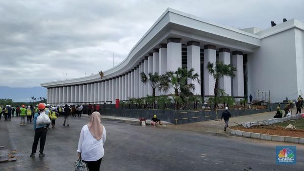 Suasana pembangunan di Kawasan Inti Pusat Pemerintahan (KIPP) Ibu Kota Nusantara (IKN), Kabupaten Penajam Paser Utara, Kalimantan Timur, Rabu (7/8/2024). (CNBC Indonesia/Suhendra)