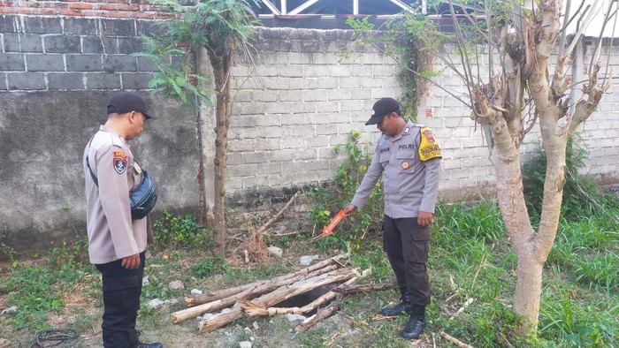Polisi saat melakukan olah TKP tewasnya siswa SMAN 1 Sukamulia yang masuk sumur di Lombok Timur.