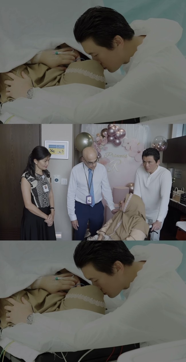 Memilih melahirkan di salah satu rumah sakit di Singapura, sang suami, Reino Barack tampak setia menemani istrinya. Jelang proses persalinannya, Syahrini pun tampak berganti pakaian dan hijabnya dengan warna coklat, serta duduk di kursi roda. Foto: Instagram/@princessyahrini