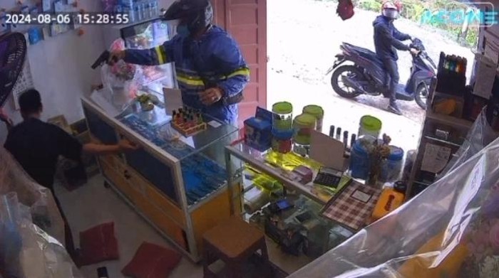 Tangkapan layar rekaman pria bersenjata terekam CCTV coba lakukan perampokan di Asahan. (dok. Istimewa)