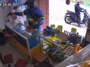 Pria Bersenjata Airsoft Gun Terekam CCTV Coba Merampok Kios Mini ATM di Asahan