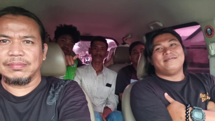 Terduga pelaku (kemeja putih) saat diamankan personel Polresta Padang. (dok. Istimewa)