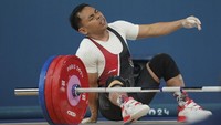 Pada percobaan ketiga dengan 165kg, Eko juga gagal. Ia tampak tertatih usai melakukan angkatan ketiga. Hal ini membuat Eko dipastikan gagal mendapat medali. REUTERS/Isabel Infantes