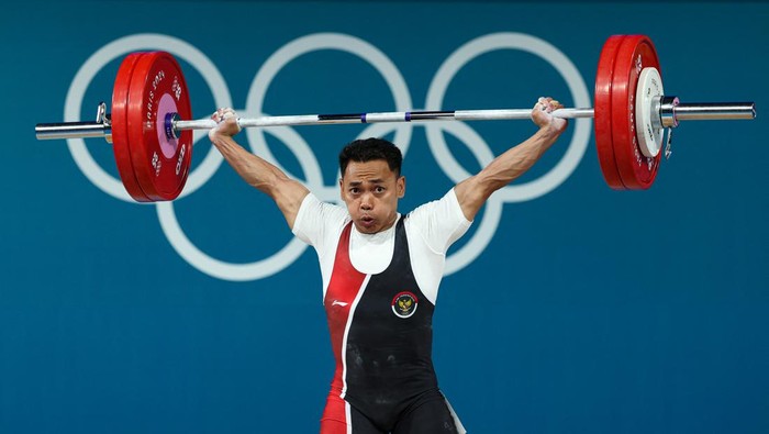 Paris 2024 Olympics - Weightlifting - Mens 61kg - South Paris Arena 6, Paris, France - August 07, 2024. Eko Irawan of Indonesia in action. REUTERS/Isabel Infantes